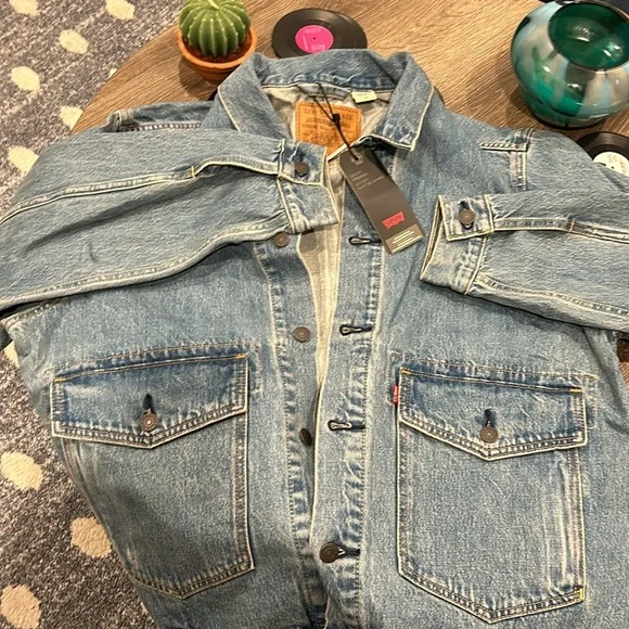 Levi's Light Blue Denim Jacket with Olive Green Shirt Layer - Picture 8 of 11